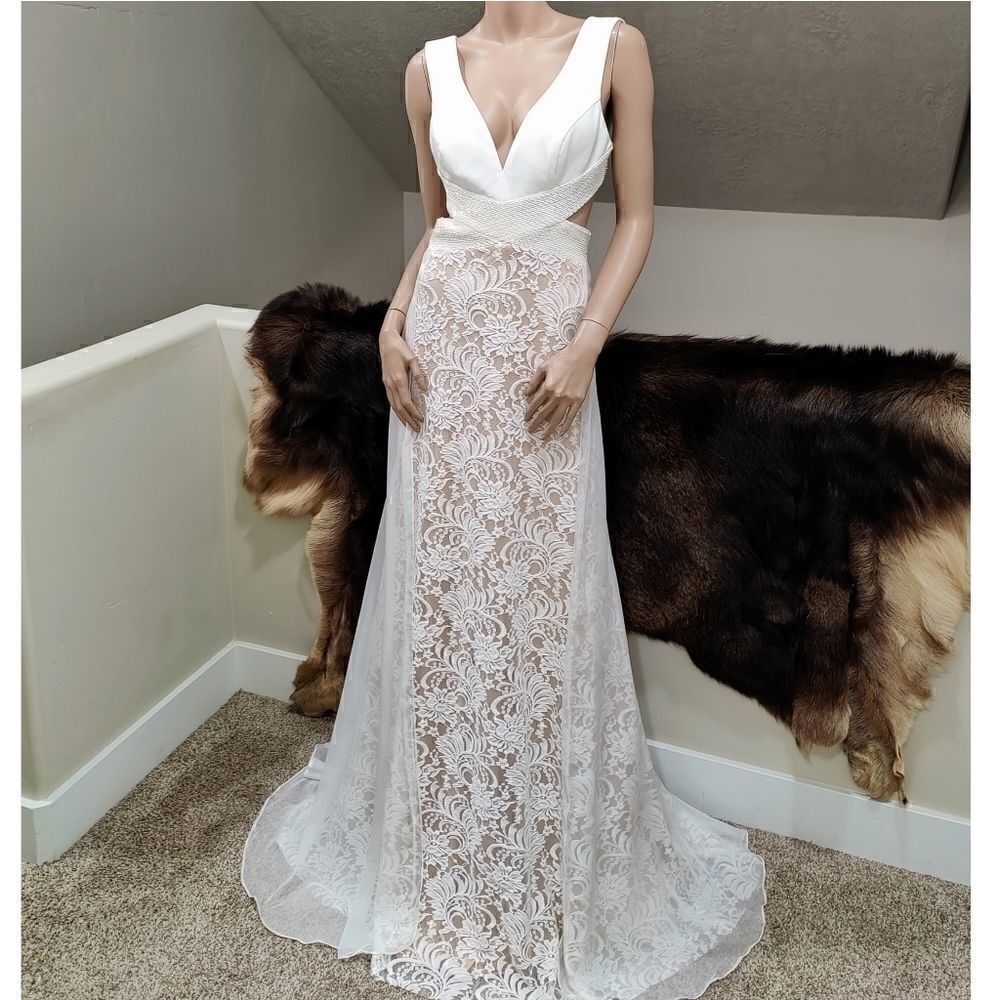 Gorgeous Floral Lace V-Neck Beads  Evening Dress